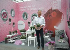 Henk Dresselhuys of Selecta one presenting DiaDeur, one of the three marketing concepts that followed out of their successful Pink Kisses marketing concept. DiaDeur is a concept with scented Dianthus.